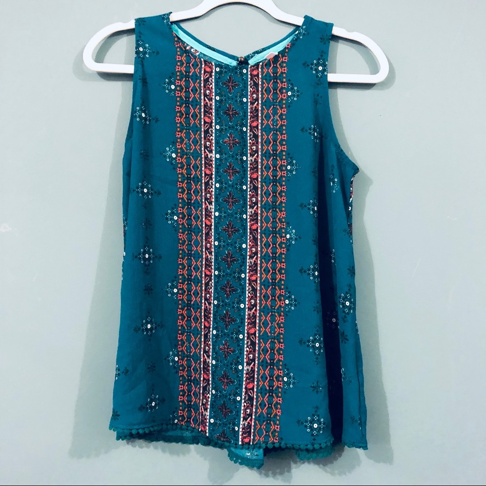 Flowy tank with keyhole and button closure